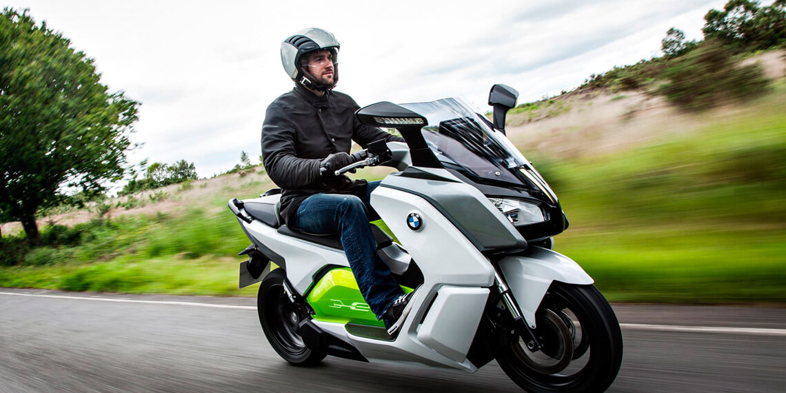 Как научиться ездить на скутере?